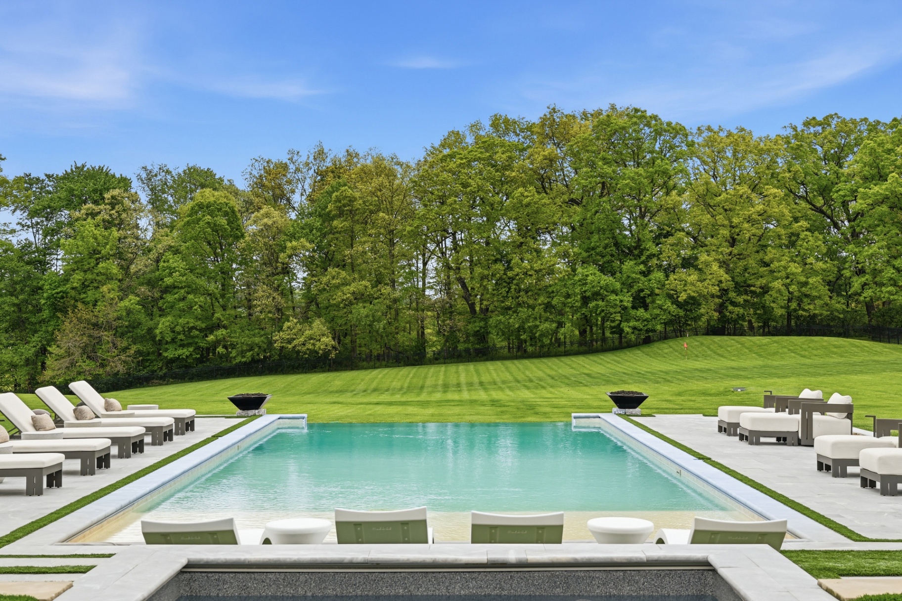 Pool & Lounge