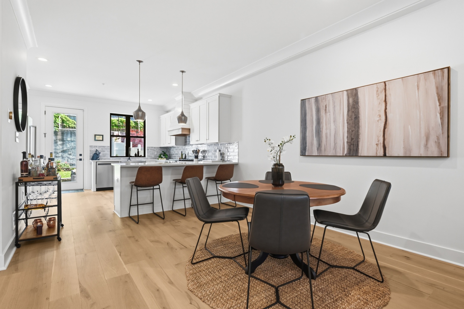 Kitchen & Dining